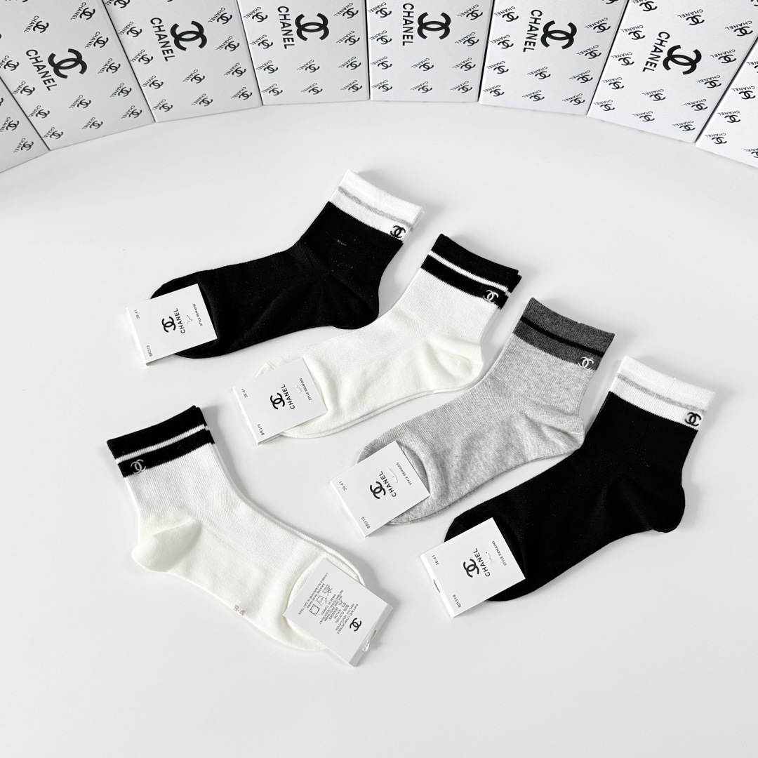 💛配专柜包装Chanel（香奈儿）新款刺绣中长款堆堆袜袜子！一盒五双，专柜同步筒袜袜子，💛大牌出街，潮人