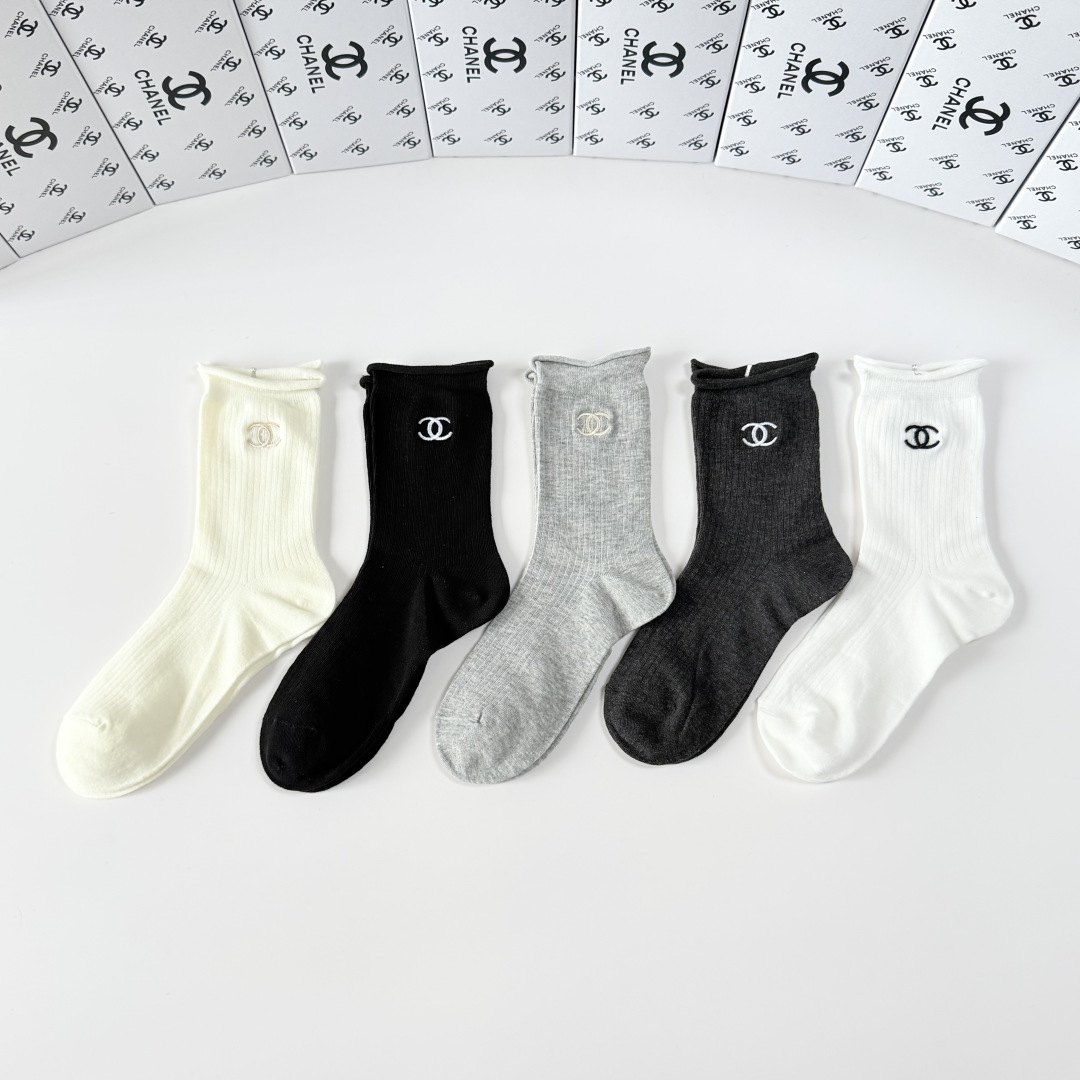 💛配专柜包装Chanel（香奈儿）新款刺绣中长款堆堆袜袜子！一盒五双，专柜同步筒袜袜子，💛大牌出街，潮人