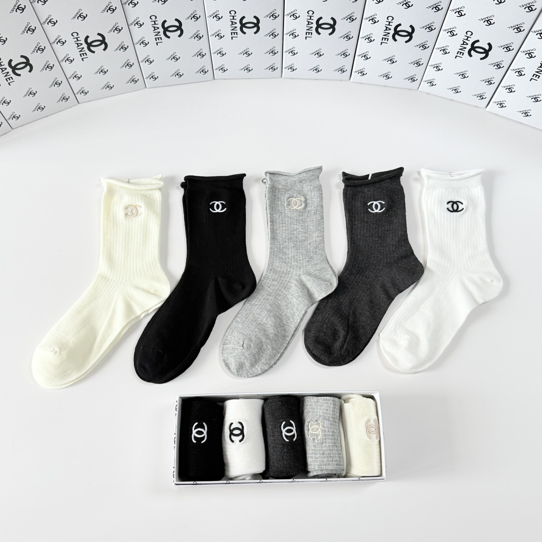 💛配专柜包装Chanel（香奈儿）新款刺绣中长款堆堆袜袜子！一盒五双，专柜同步筒袜袜子，💛大牌出街，潮人