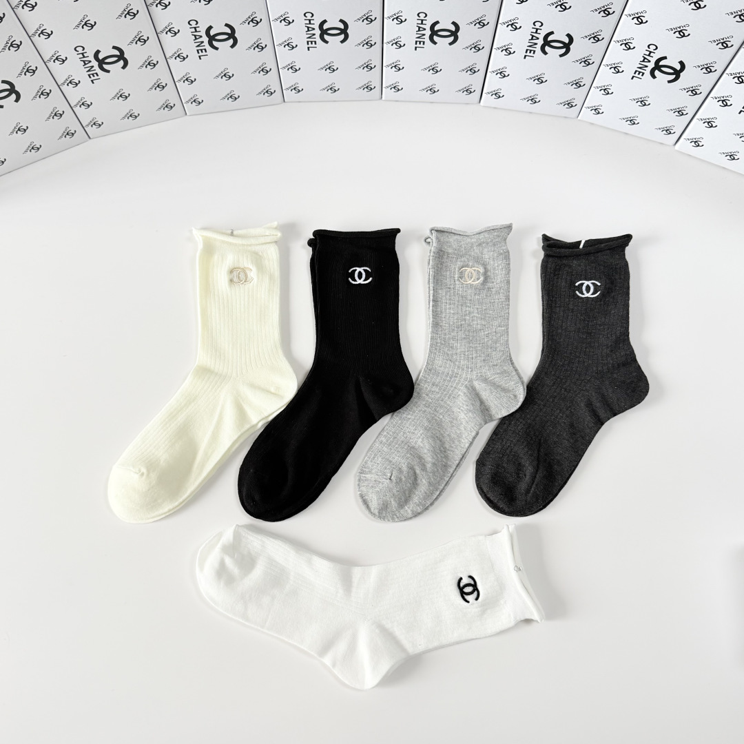 💛配专柜包装Chanel（香奈儿）新款刺绣中长款堆堆袜袜子！一盒五双，专柜同步筒袜袜子，💛大牌出街，潮人