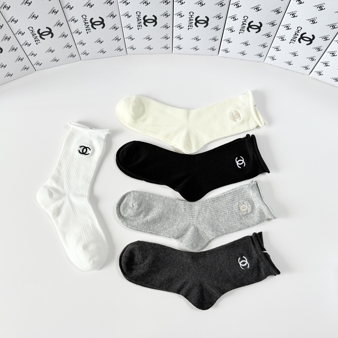 💛配专柜包装Chanel（香奈儿）新款刺绣中长款堆堆袜袜子！一盒五双，专柜同步筒袜袜子，💛大牌出街，潮人
