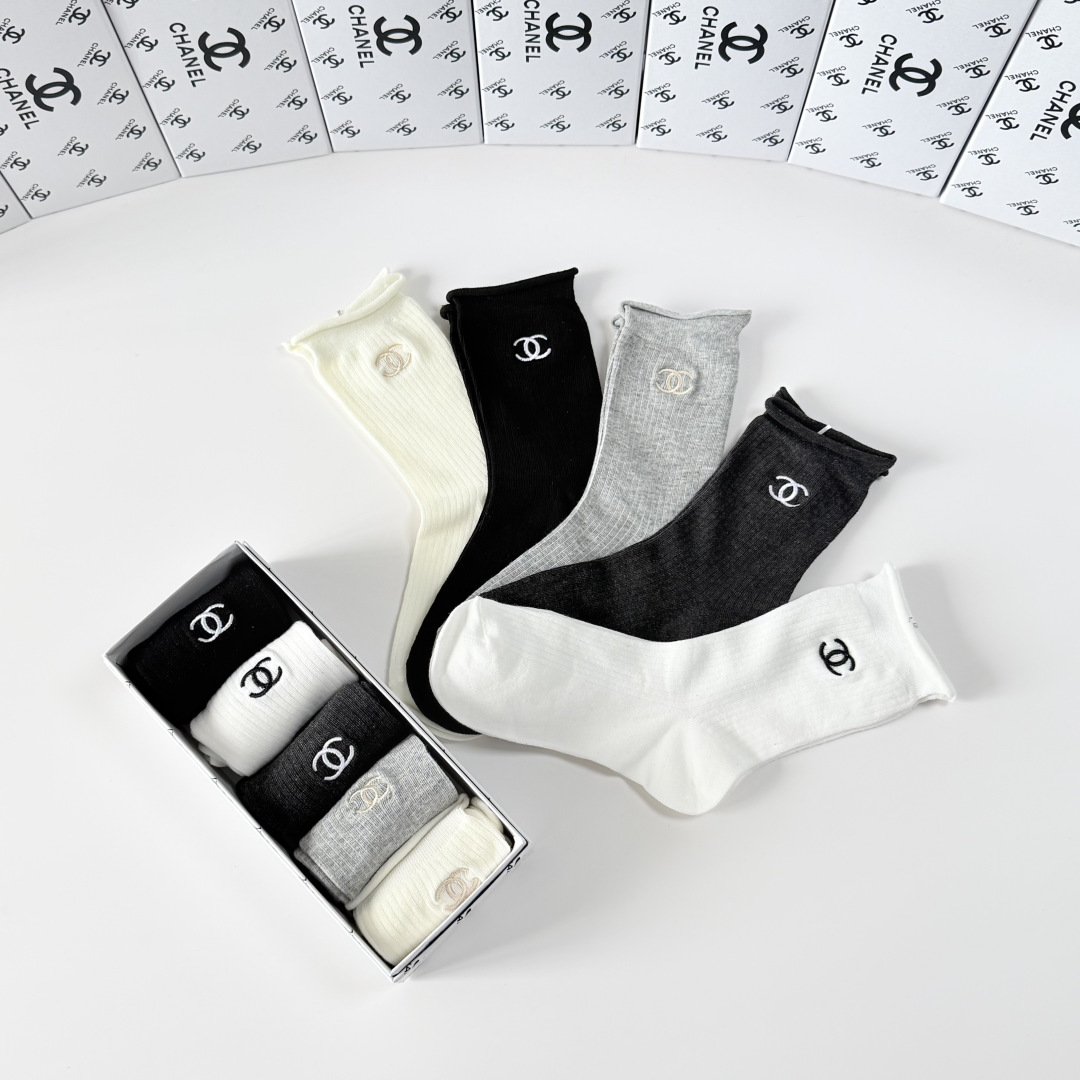 💛配专柜包装Chanel（香奈儿）新款刺绣中长款堆堆袜袜子！一盒五双，专柜同步筒袜袜子，💛大牌出街，潮人