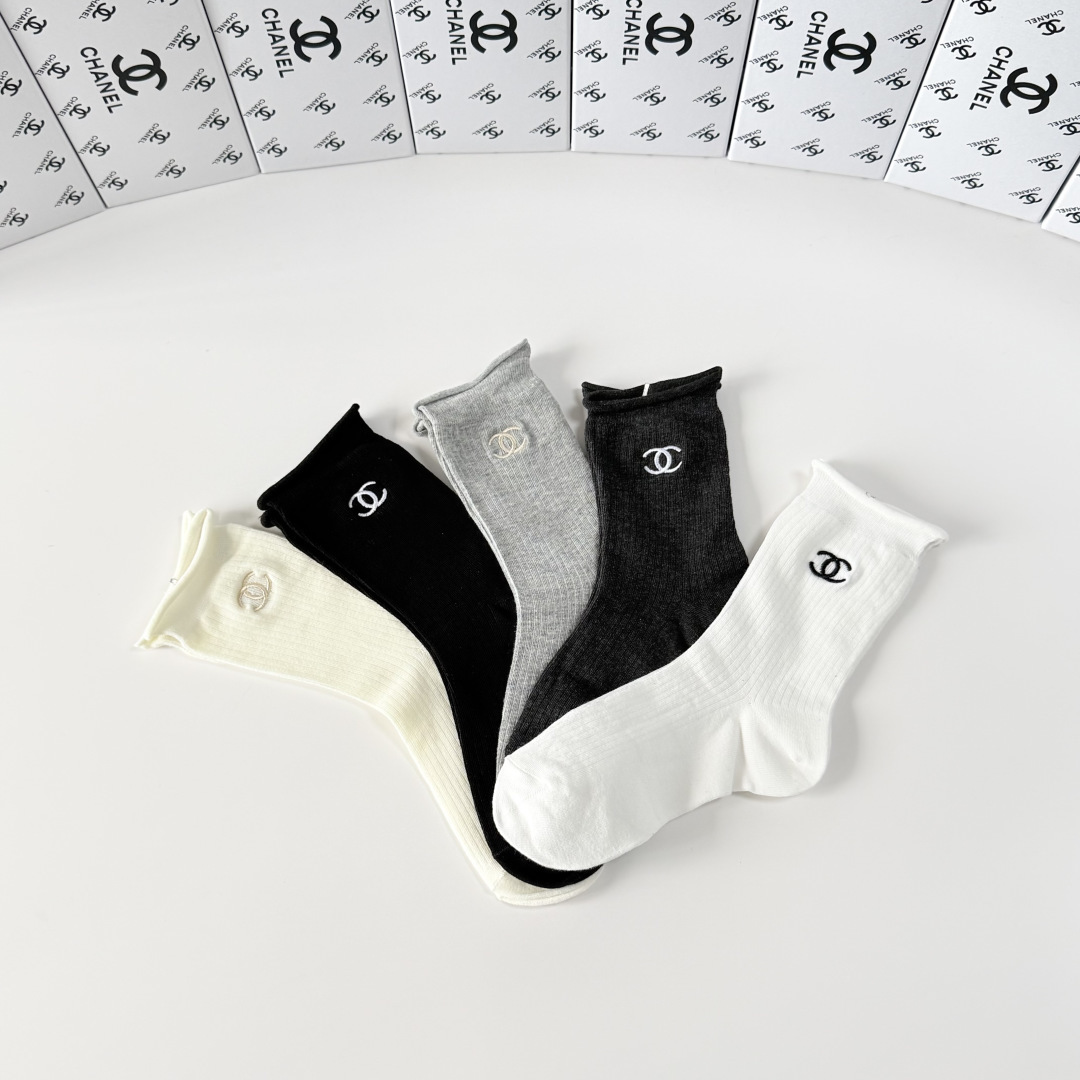 💛配专柜包装Chanel（香奈儿）新款刺绣中长款堆堆袜袜子！一盒五双，专柜同步筒袜袜子，💛大牌出街，潮人