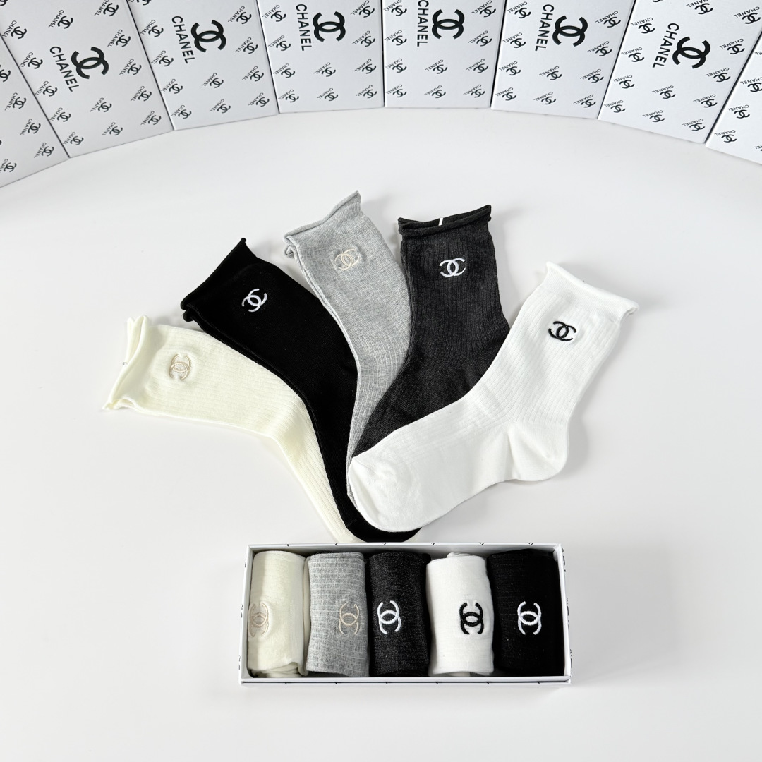 💛配专柜包装Chanel（香奈儿）新款刺绣中长款堆堆袜袜子！一盒五双，专柜同步筒袜袜子，💛大牌出街，潮人
