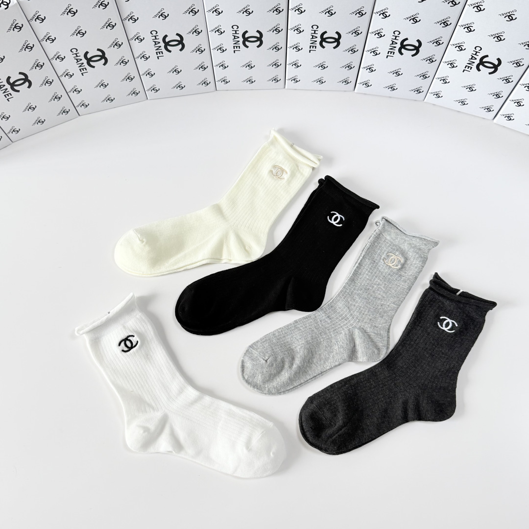 💛配专柜包装Chanel（香奈儿）新款刺绣中长款堆堆袜袜子！一盒五双，专柜同步筒袜袜子，💛大牌出街，潮人
