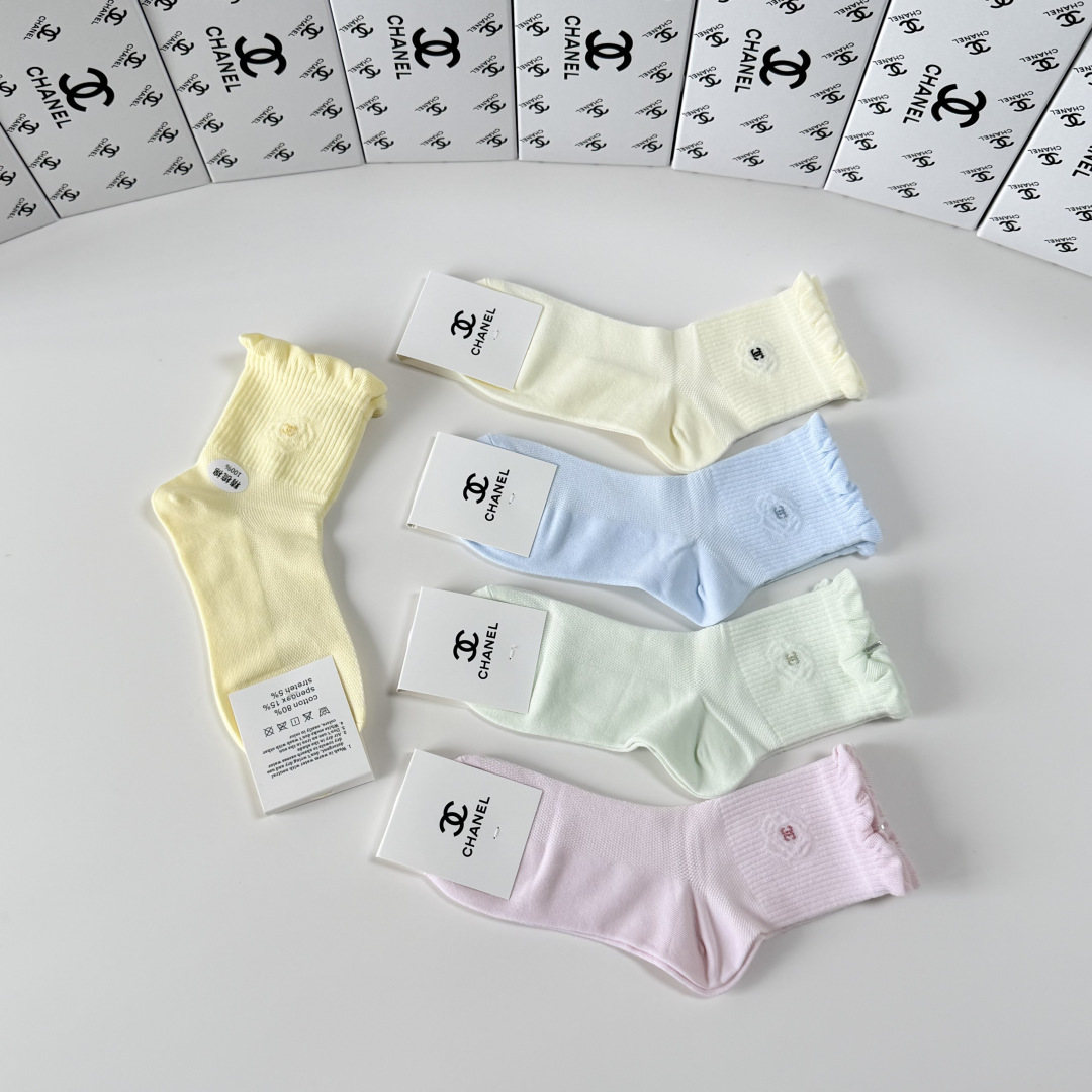 💛配专柜包装Chanel（香奈儿）新款中长款堆堆袜袜子！一盒五双，专柜同步筒袜袜子，💛大牌出街，潮人必备