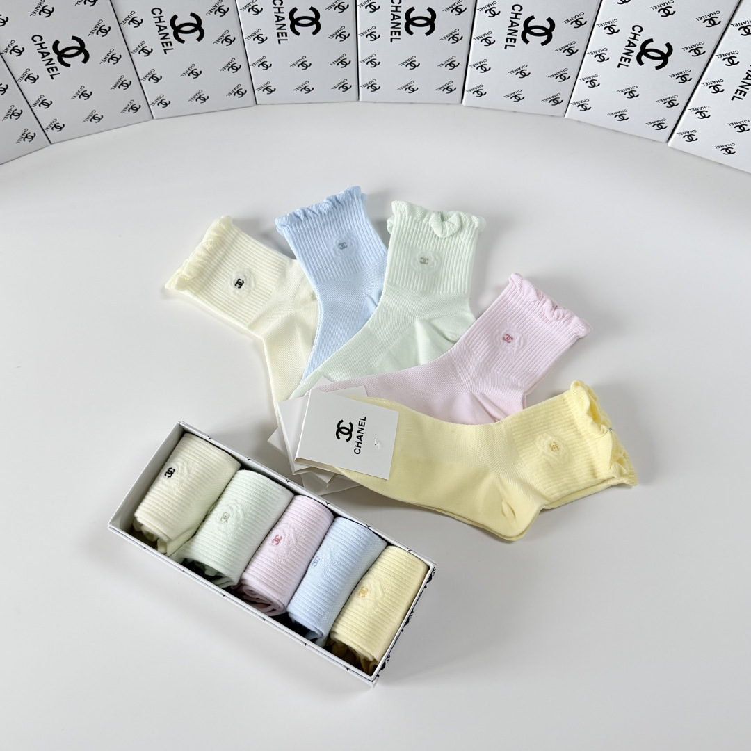 💛配专柜包装Chanel（香奈儿）新款中长款堆堆袜袜子！一盒五双，专柜同步筒袜袜子，💛大牌出街，潮人必备
