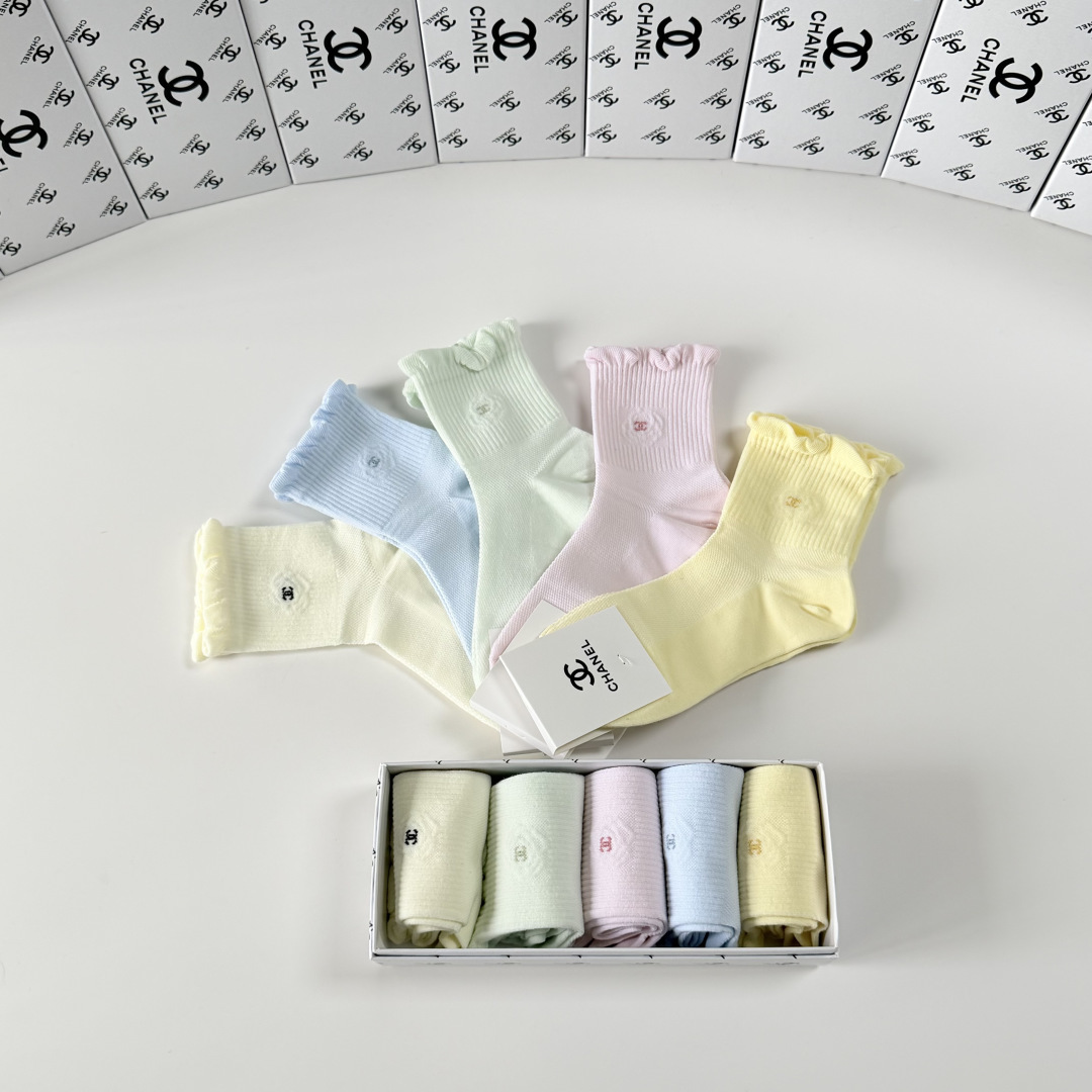 💛配专柜包装Chanel（香奈儿）新款中长款堆堆袜袜子！一盒五双，专柜同步筒袜袜子，💛大牌出街，潮人必备