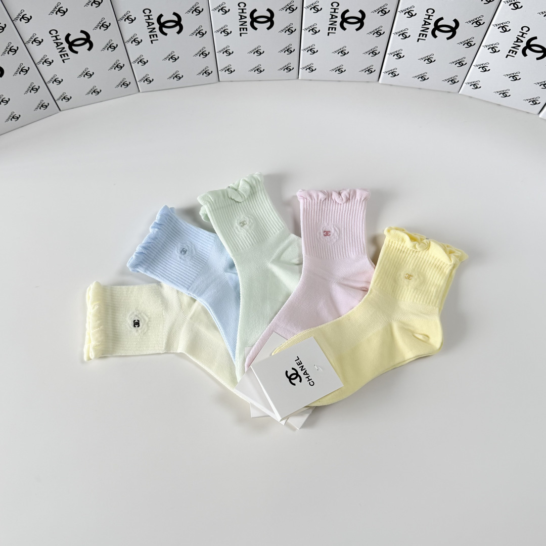 💛配专柜包装Chanel（香奈儿）新款中长款堆堆袜袜子！一盒五双，专柜同步筒袜袜子，💛大牌出街，潮人必备