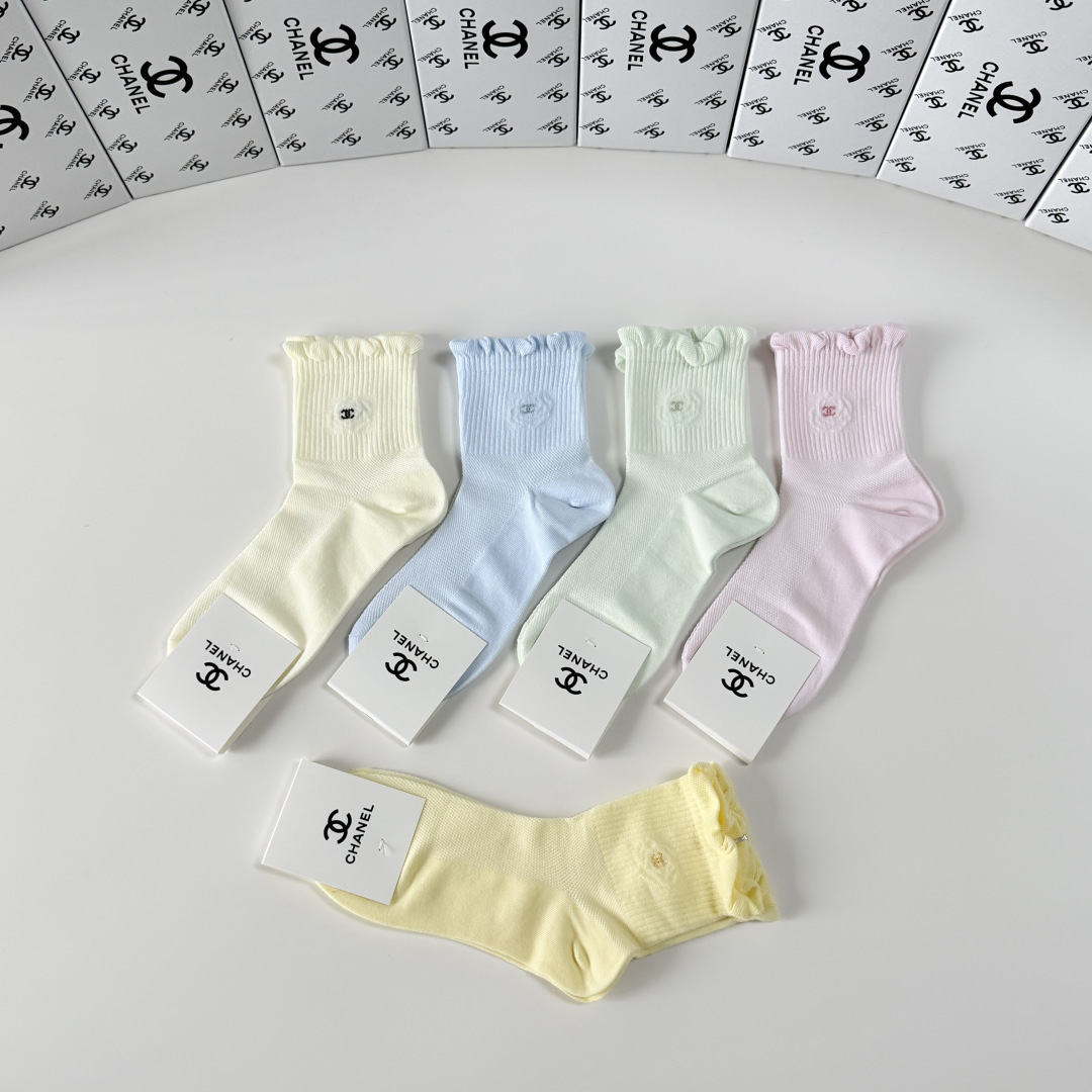💛配专柜包装Chanel（香奈儿）新款中长款堆堆袜袜子！一盒五双，专柜同步筒袜袜子，💛大牌出街，潮人必备