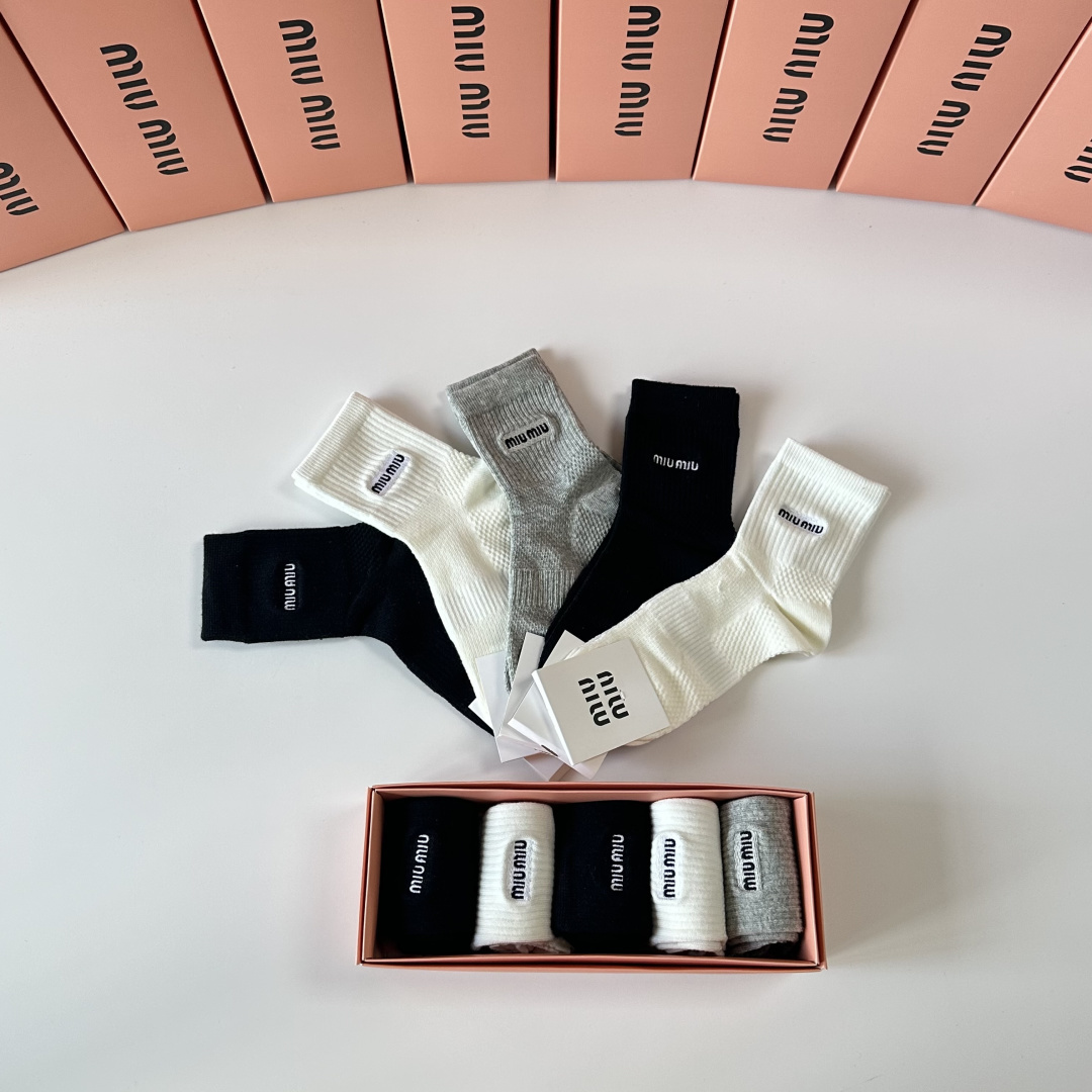 💛配专柜包装MiuMiu（缪缪）新款刺绣中长款堆堆袜袜子！一盒五双，专柜同步筒袜袜子，💛大牌出街，潮人必