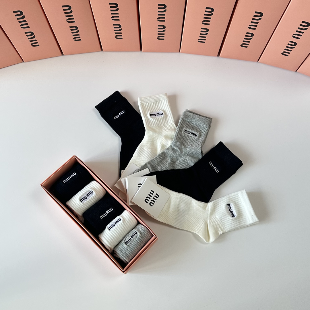 💛配专柜包装MiuMiu（缪缪）新款刺绣中长款堆堆袜袜子！一盒五双，专柜同步筒袜袜子，💛大牌出街，潮人必