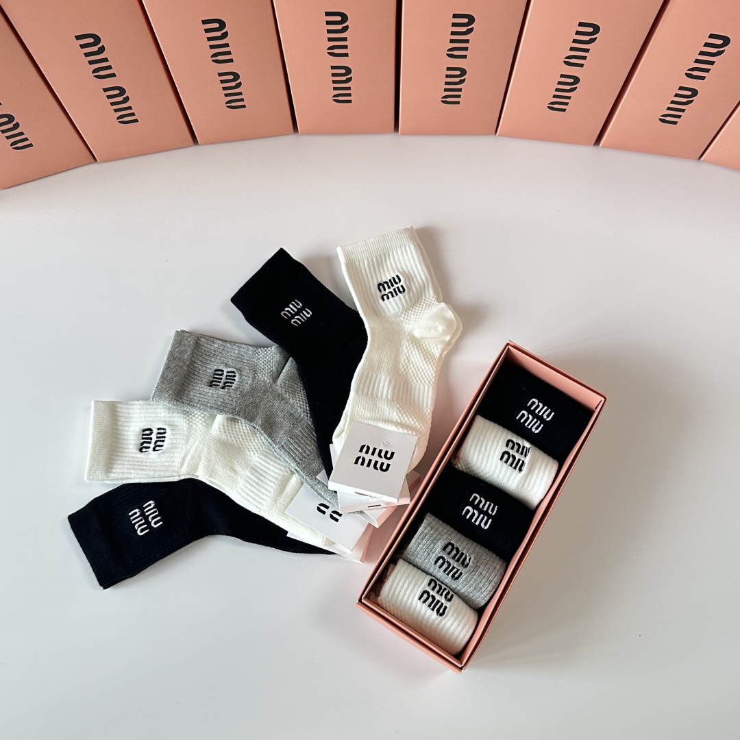 💛配专柜包装MiuMiu（缪缪）新款中长款堆堆袜袜子！一盒五双，专柜同步筒袜袜子，💛大牌出街，潮人必备🔥