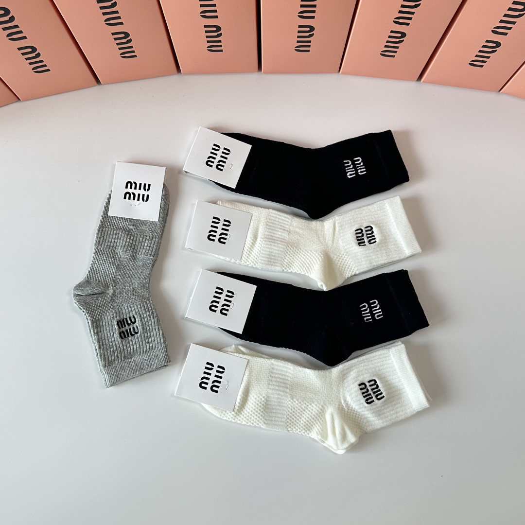 💛配专柜包装MiuMiu（缪缪）新款中长款堆堆袜袜子！一盒五双，专柜同步筒袜袜子，💛大牌出街，潮人必备🔥