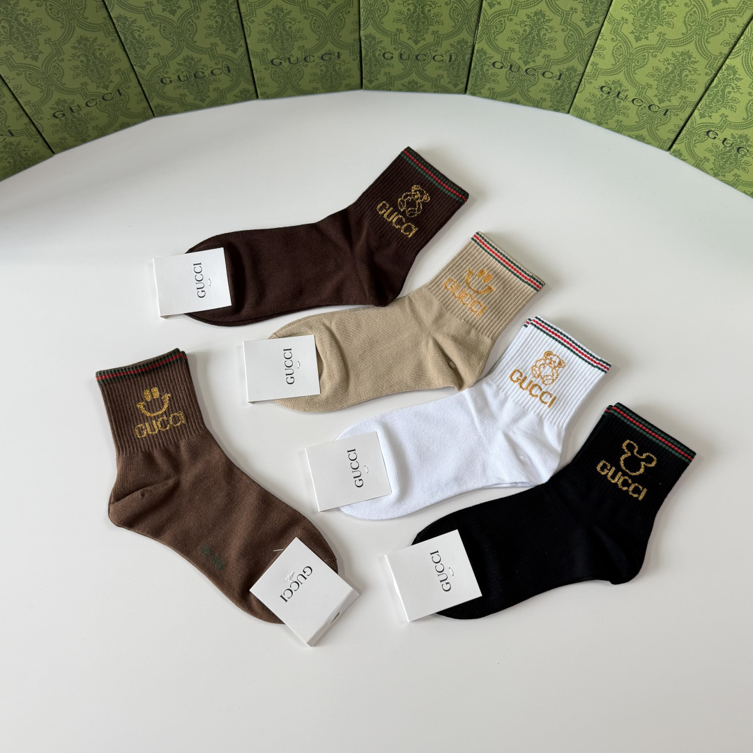 💛配包装Gucci（古驰）新款经典中长款堆堆袜袜子！一盒五双， 专柜同步筒袜袜子，💛大牌出街，潮人必备🔥