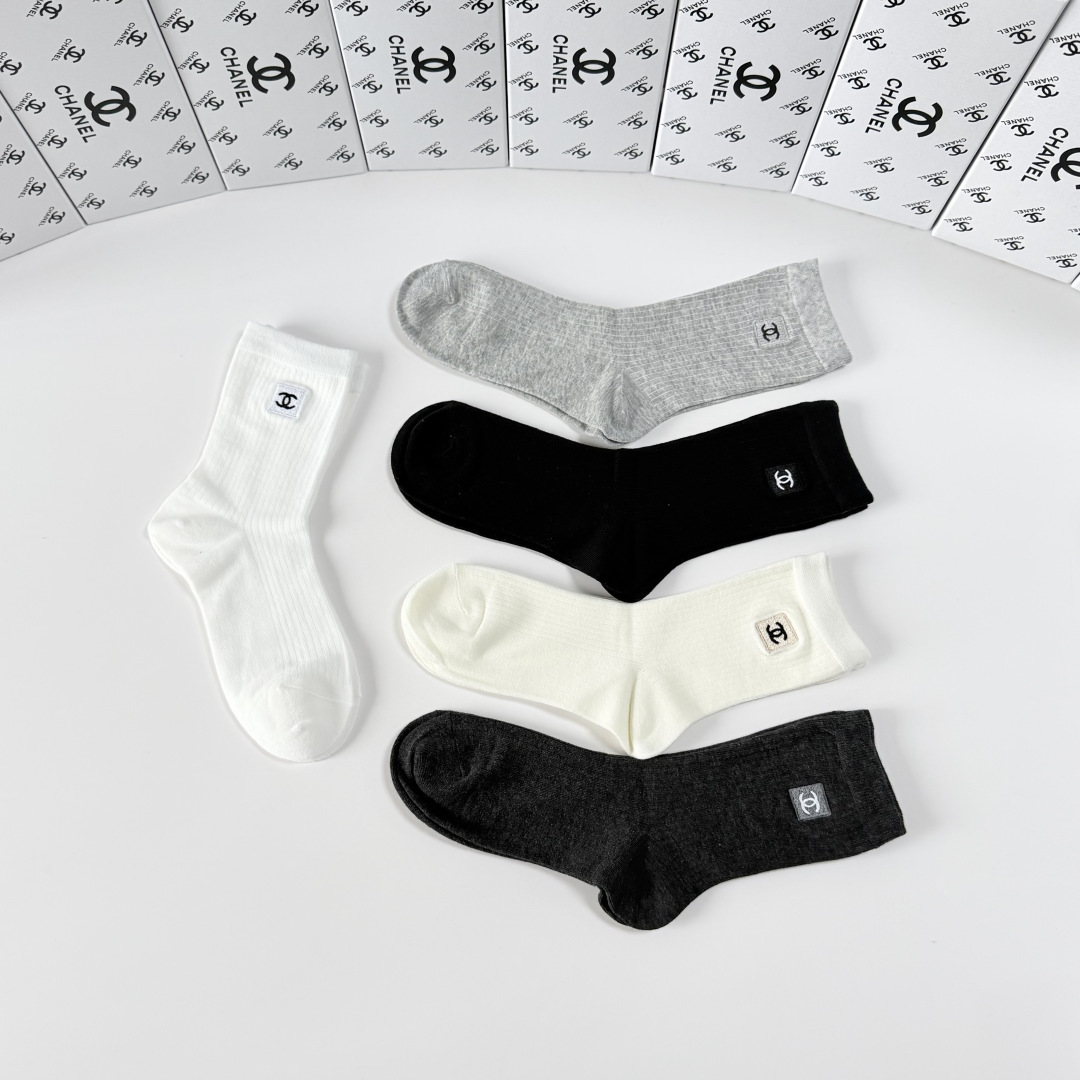 💛配包装Chanel（香奈儿）新款经典刺绣中长款堆堆袜袜子！一盒五双， 专柜同步筒袜袜子，💛大牌出街，潮
