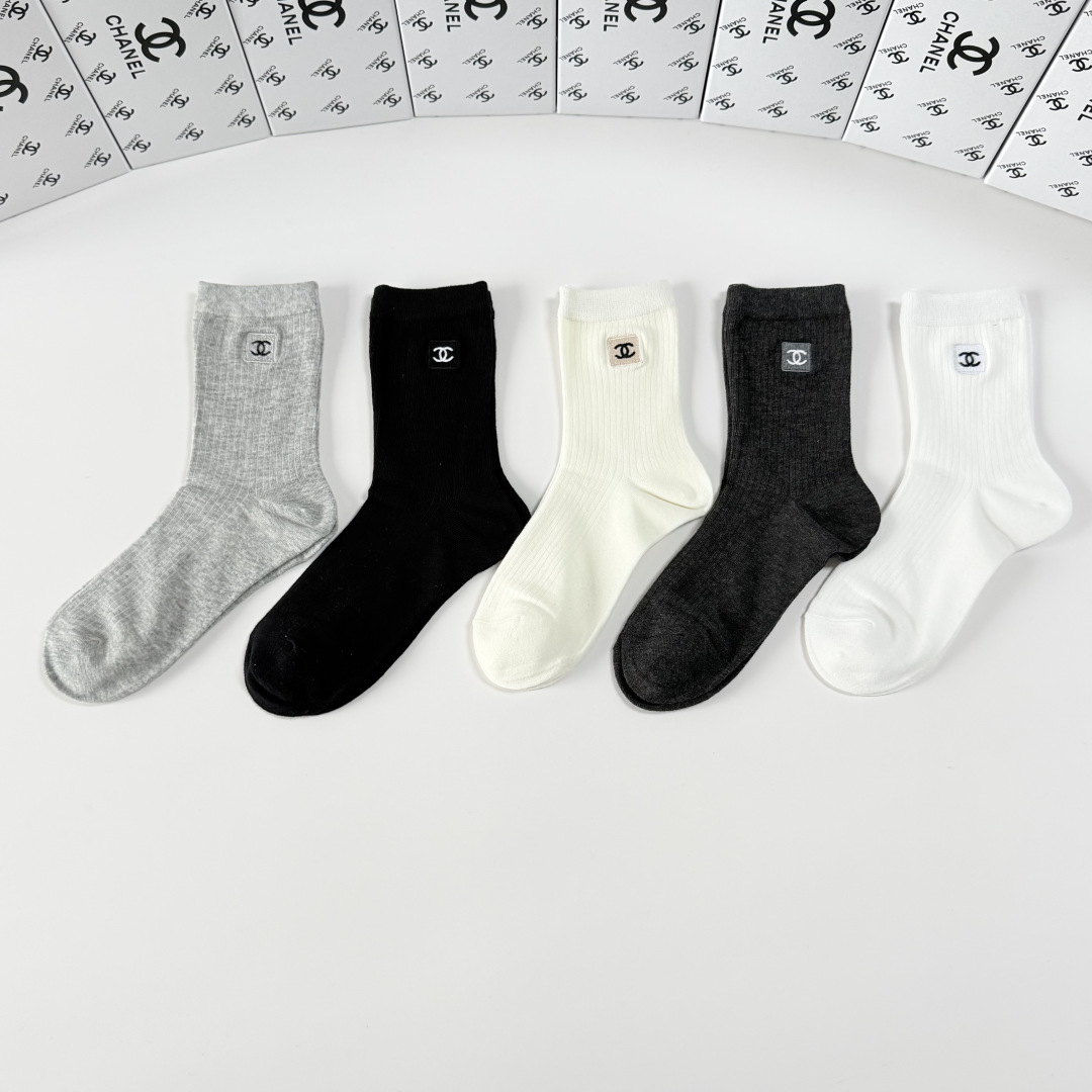 💛配包装Chanel（香奈儿）新款经典刺绣中长款堆堆袜袜子！一盒五双， 专柜同步筒袜袜子，💛大牌出街，潮