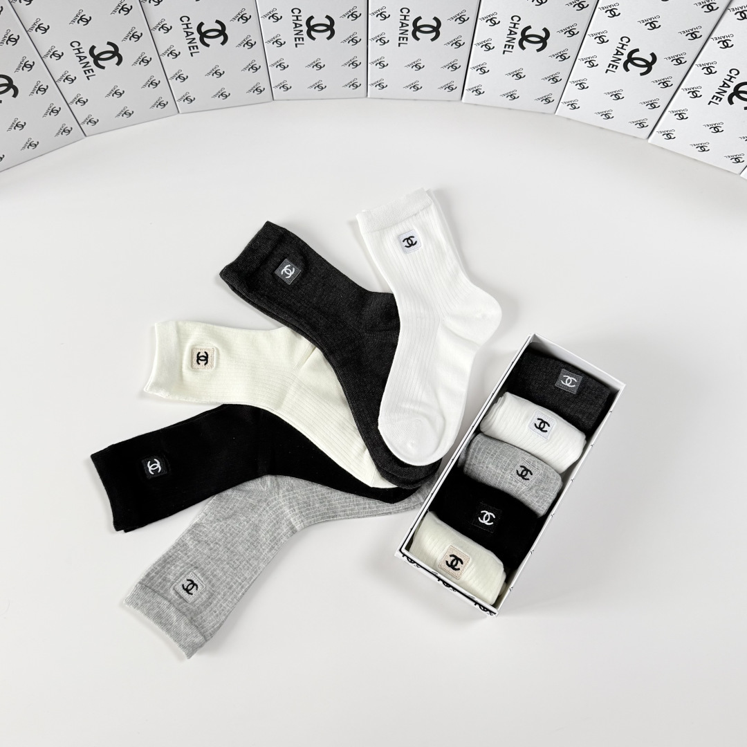 💛配包装Chanel（香奈儿）新款经典刺绣中长款堆堆袜袜子！一盒五双， 专柜同步筒袜袜子，💛大牌出街，潮