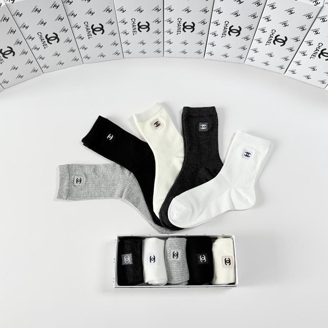 💛配包装Chanel（香奈儿）新款经典刺绣中长款堆堆袜袜子！一盒五双， 专柜同步筒袜袜子，💛大牌出街，潮