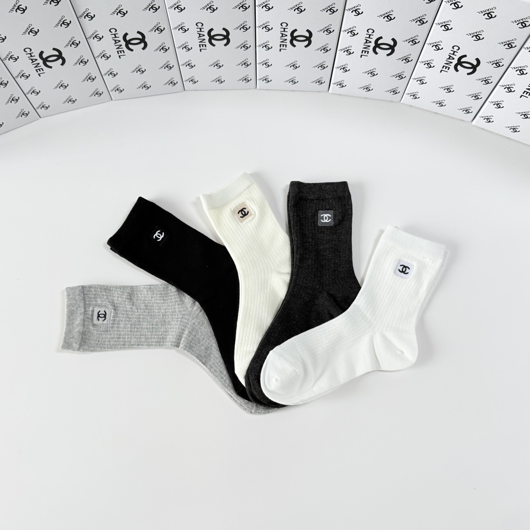 💛配包装Chanel（香奈儿）新款经典刺绣中长款堆堆袜袜子！一盒五双， 专柜同步筒袜袜子，💛大牌出街，潮