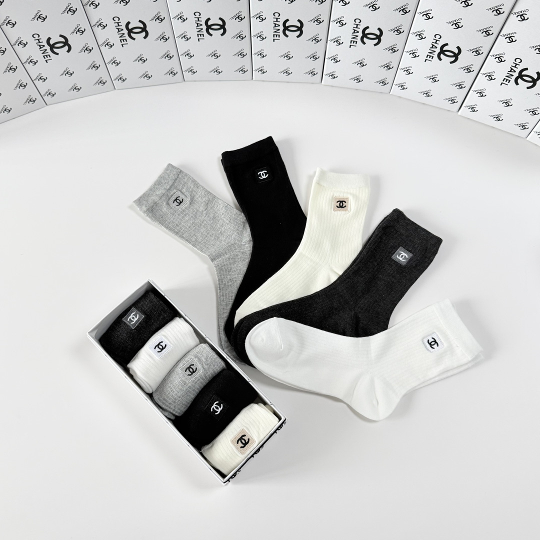 💛配包装Chanel（香奈儿）新款经典刺绣中长款堆堆袜袜子！一盒五双， 专柜同步筒袜袜子，💛大牌出街，潮