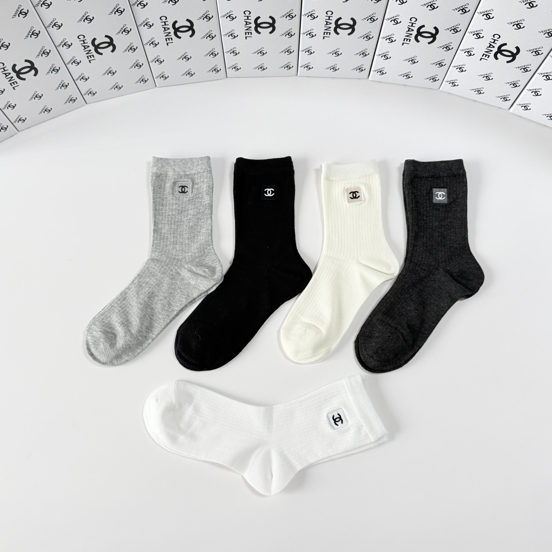 💛配包装Chanel（香奈儿）新款经典刺绣中长款堆堆袜袜子！一盒五双， 专柜同步筒袜袜子，💛大牌出街，潮