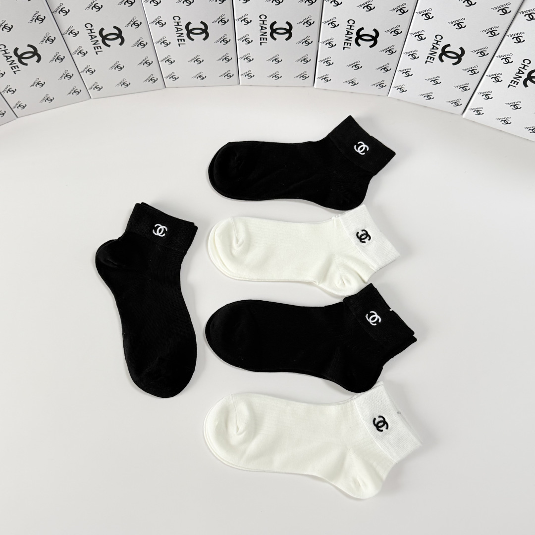 💛配包装Chanel（香奈儿）新款经典刺绣中短款堆堆袜袜子！一盒五双， 专柜同步筒袜袜子，💛大牌出街，潮