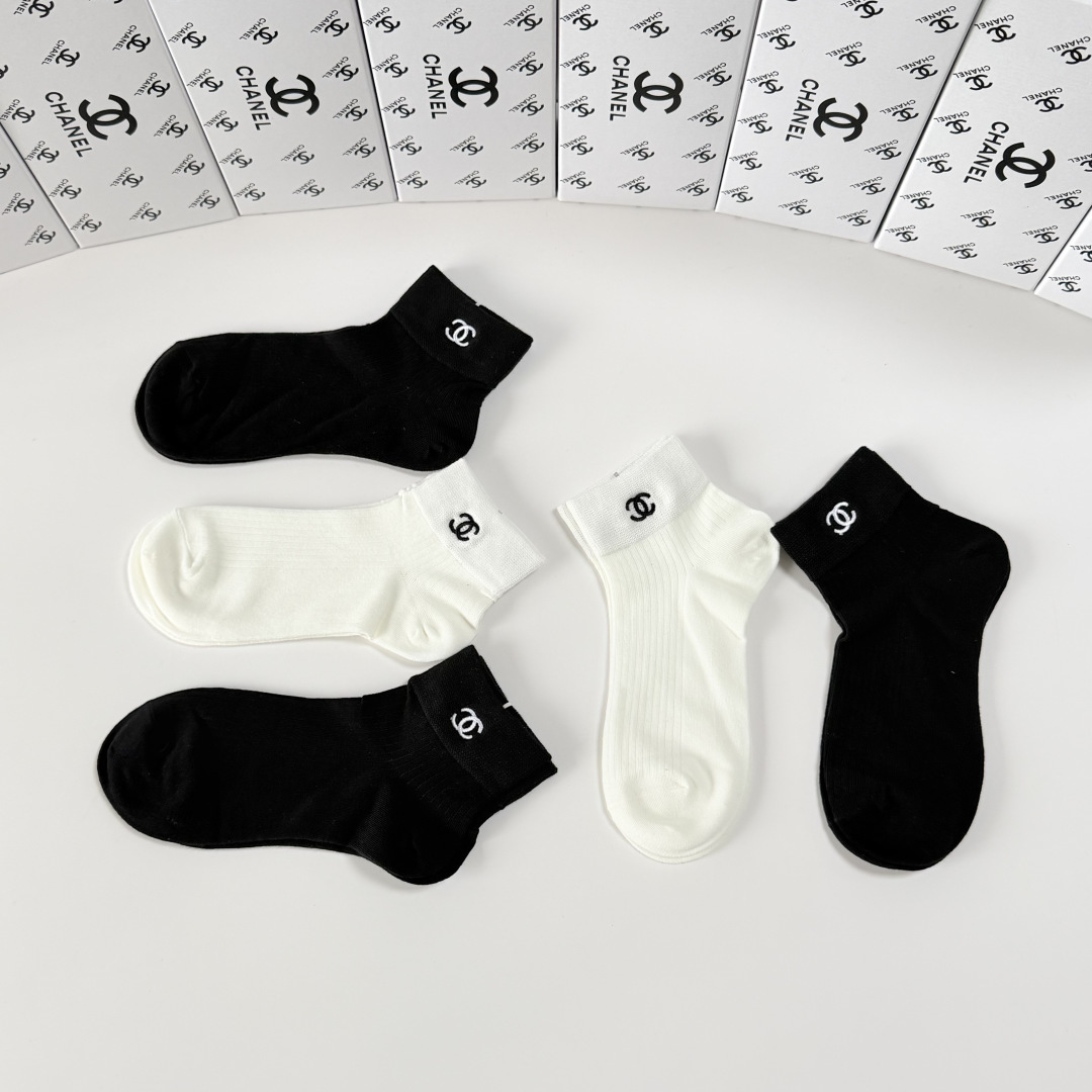 💛配包装Chanel（香奈儿）新款经典刺绣中短款堆堆袜袜子！一盒五双， 专柜同步筒袜袜子，💛大牌出街，潮