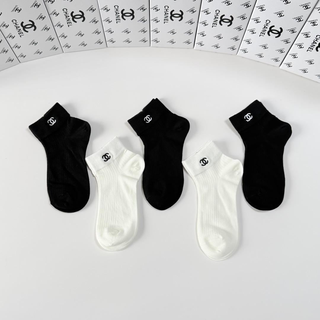 💛配包装Chanel（香奈儿）新款经典刺绣中短款堆堆袜袜子！一盒五双， 专柜同步筒袜袜子，💛大牌出街，潮