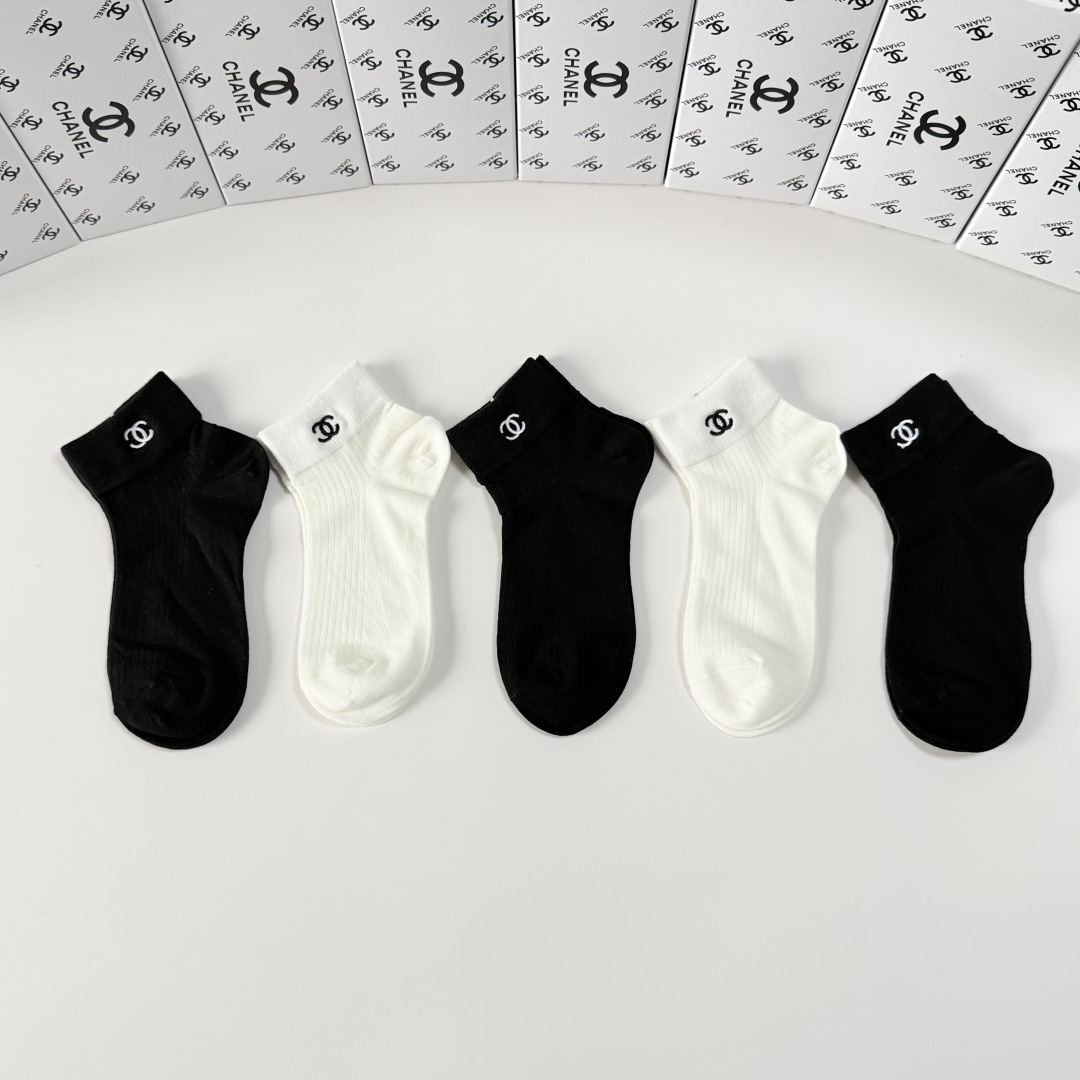 💛配包装Chanel（香奈儿）新款经典刺绣中短款堆堆袜袜子！一盒五双， 专柜同步筒袜袜子，💛大牌出街，潮