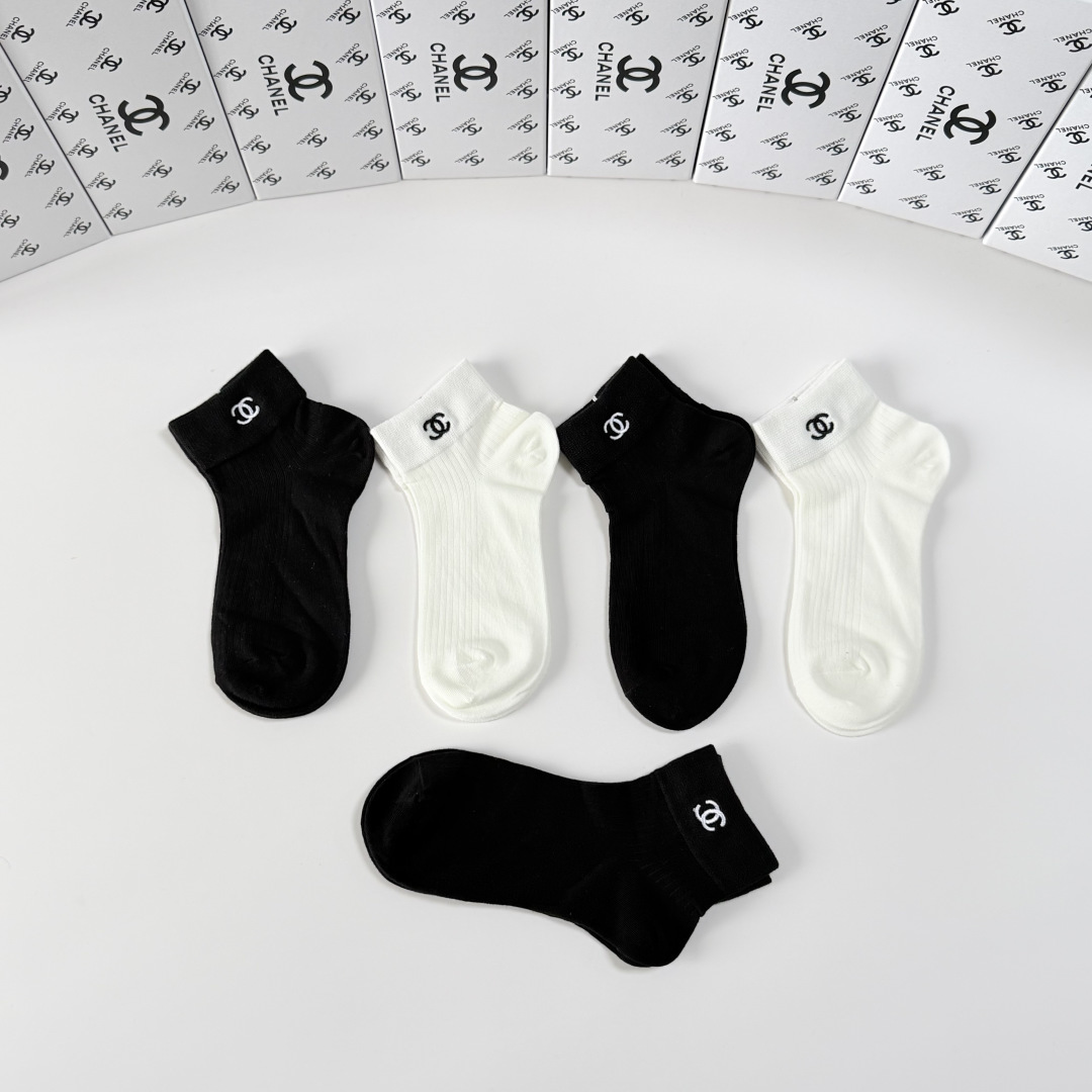 💛配包装Chanel（香奈儿）新款经典刺绣中短款堆堆袜袜子！一盒五双， 专柜同步筒袜袜子，💛大牌出街，潮