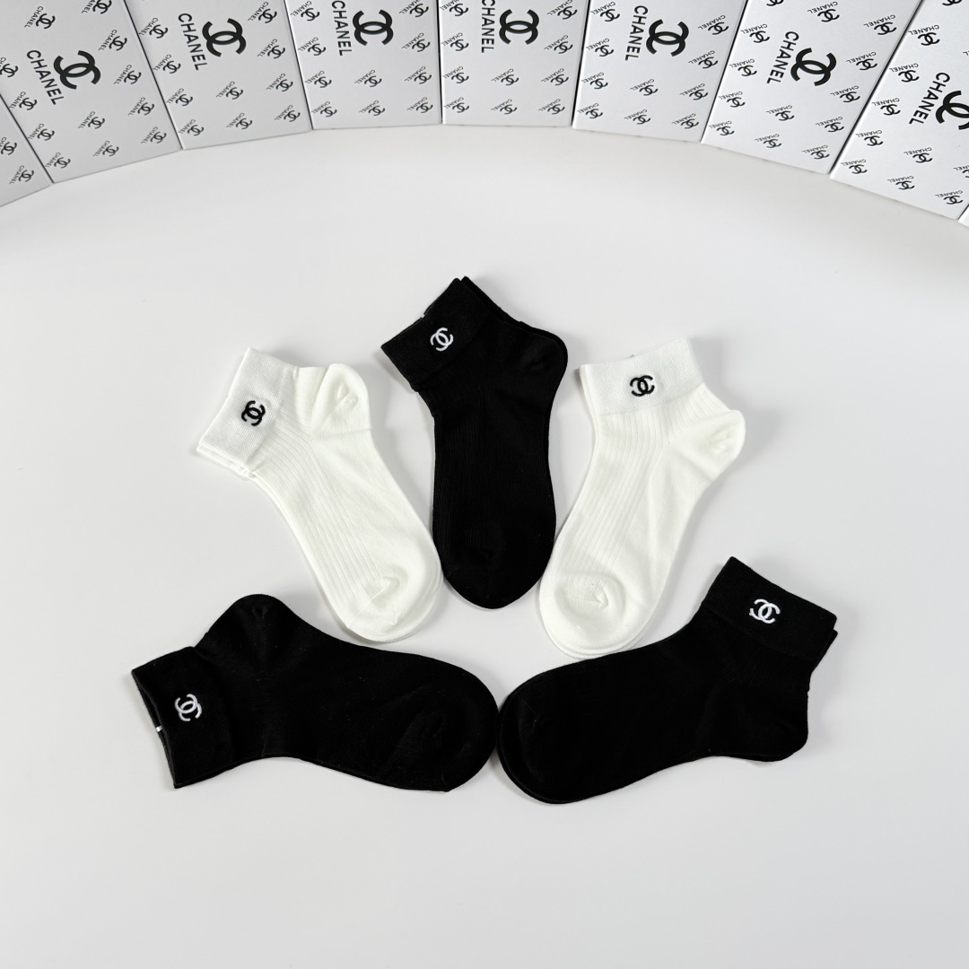 💛配包装Chanel（香奈儿）新款经典刺绣中短款堆堆袜袜子！一盒五双， 专柜同步筒袜袜子，💛大牌出街，潮