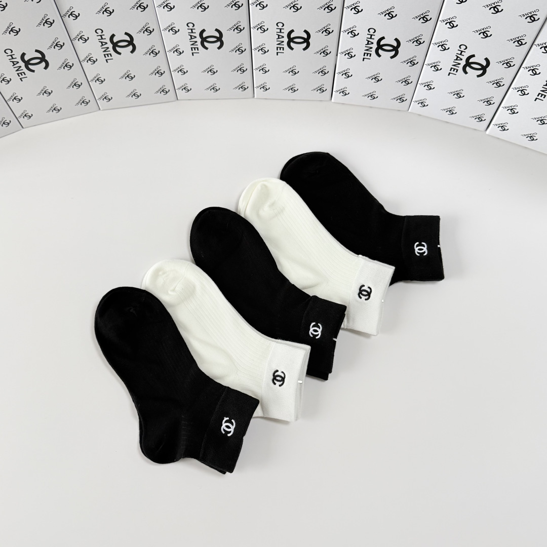 💛配包装Chanel（香奈儿）新款经典刺绣中短款堆堆袜袜子！一盒五双， 专柜同步筒袜袜子，💛大牌出街，潮