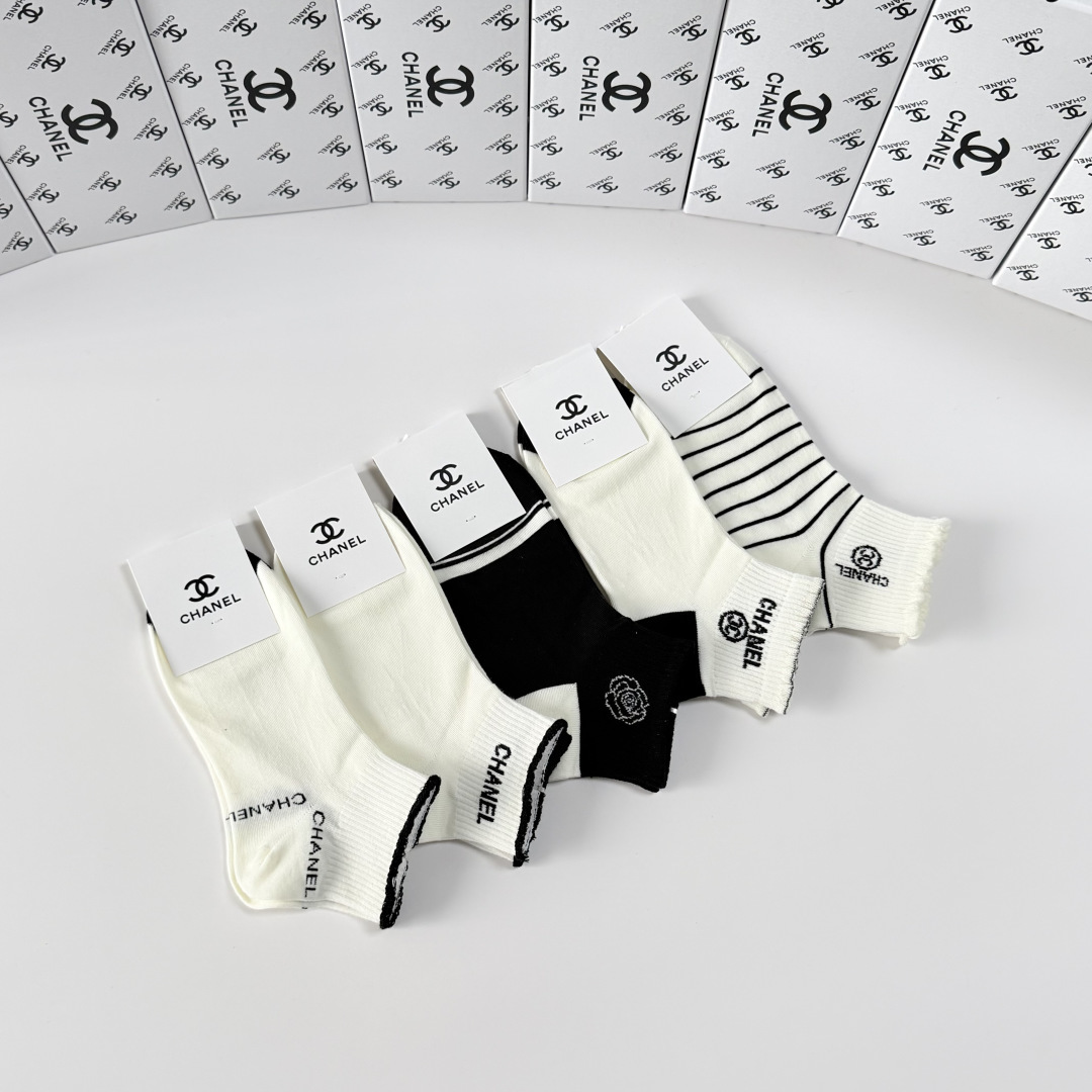 💛配包装Chanel（香奈儿）新款经典中短款堆堆袜袜子！一盒五双， 专柜同步筒袜袜子，💛大牌出街，潮人必