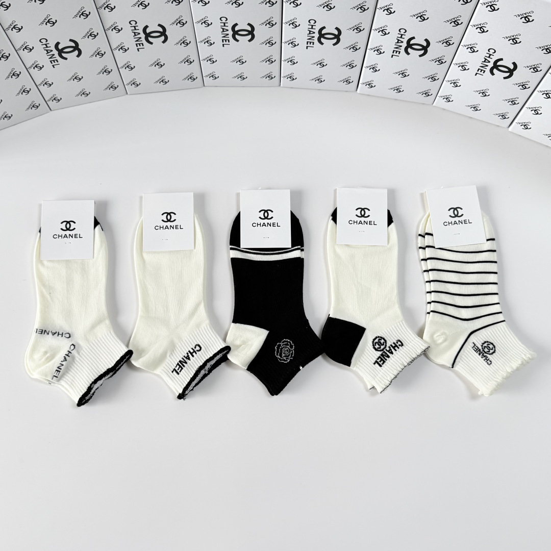 💛配包装Chanel（香奈儿）新款经典中短款堆堆袜袜子！一盒五双， 专柜同步筒袜袜子，💛大牌出街，潮人必