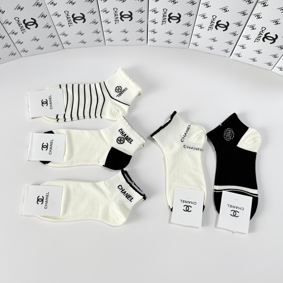 💛配包装Chanel（香奈儿）新款经典中短款堆堆袜袜子！一盒五双， 专柜同步筒袜袜子，💛大牌出街，潮人必