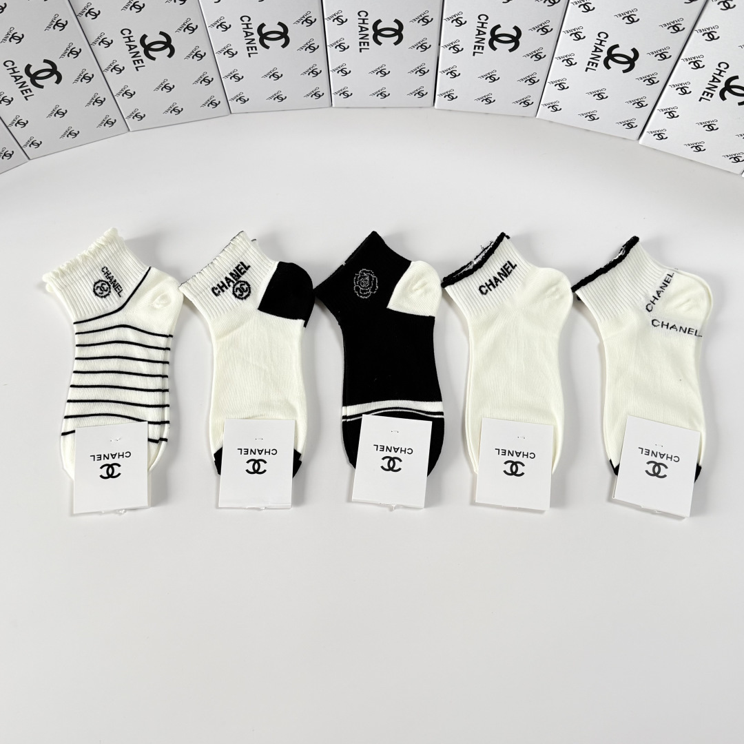 💛配包装Chanel（香奈儿）新款经典中短款堆堆袜袜子！一盒五双， 专柜同步筒袜袜子，💛大牌出街，潮人必