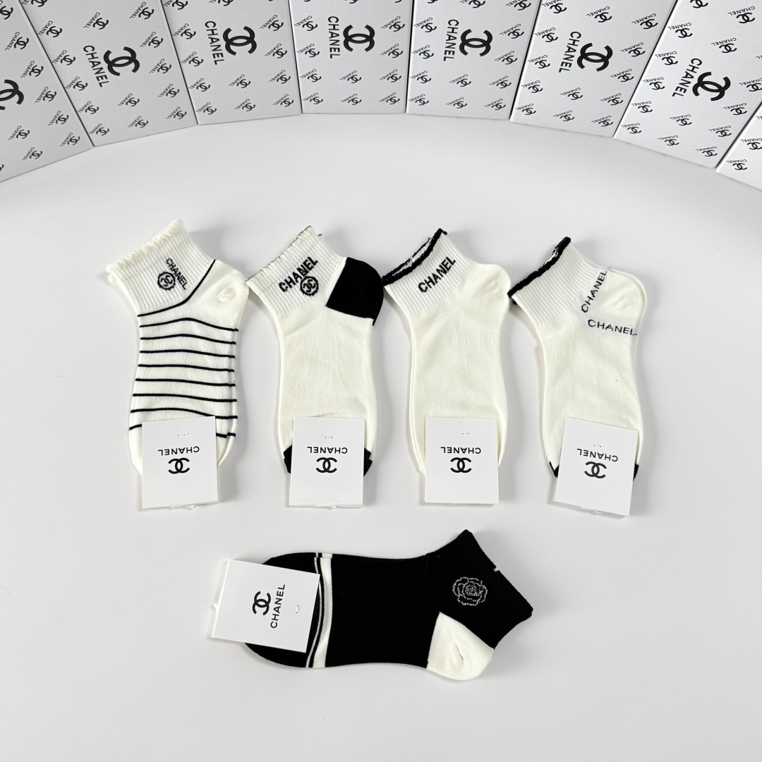 💛配包装Chanel（香奈儿）新款经典中短款堆堆袜袜子！一盒五双， 专柜同步筒袜袜子，💛大牌出街，潮人必