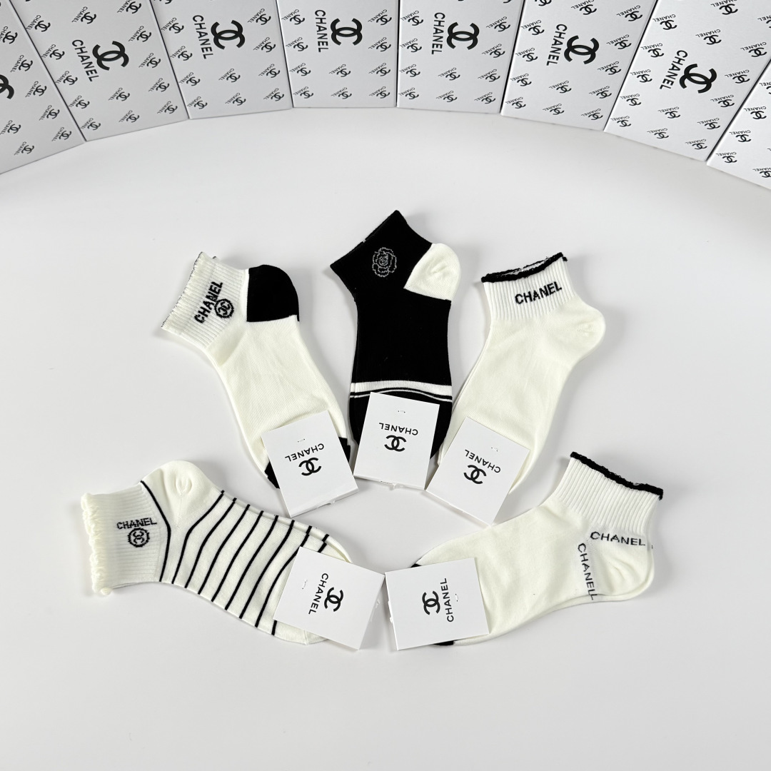 💛配包装Chanel（香奈儿）新款经典中短款堆堆袜袜子！一盒五双， 专柜同步筒袜袜子，💛大牌出街，潮人必