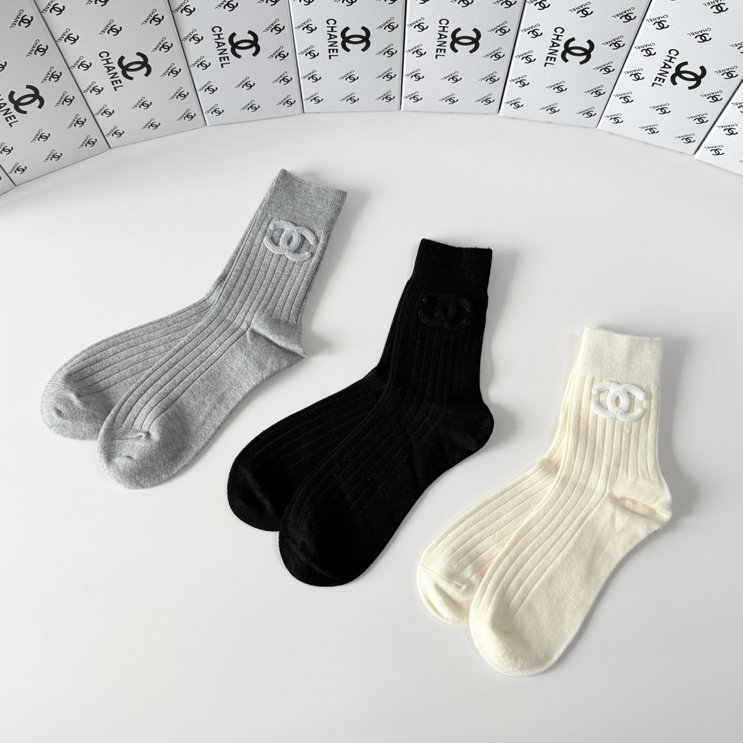 💛配包装Chanel（香奈儿）新款经典中长款饰品袜堆堆袜袜子！一盒三双， 专柜同步筒款袜子，💛大牌出街，