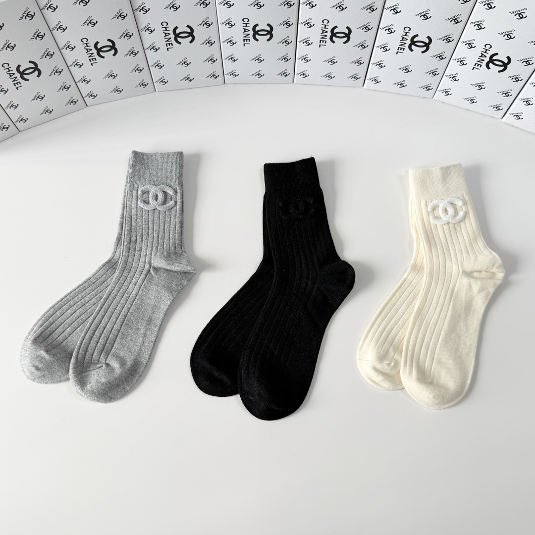 💛配包装Chanel（香奈儿）新款经典中长款饰品袜堆堆袜袜子！一盒三双， 专柜同步筒款袜子，💛大牌出街，