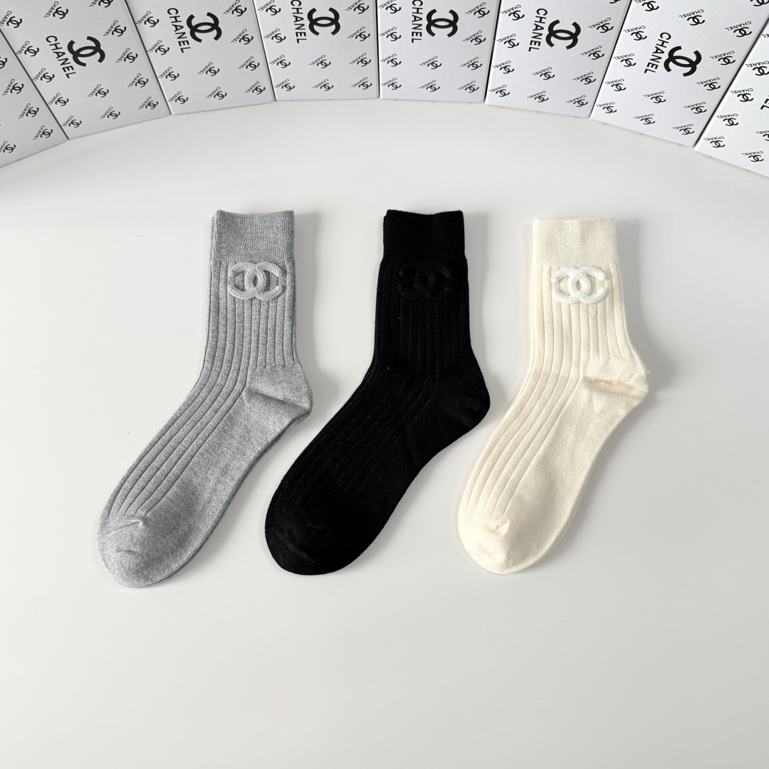 💛配包装Chanel（香奈儿）新款经典中长款饰品袜堆堆袜袜子！一盒三双， 专柜同步筒款袜子，💛大牌出街，