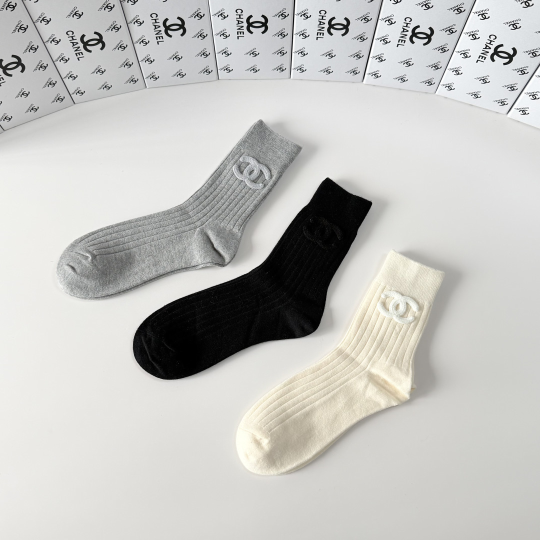 💛配包装Chanel（香奈儿）新款经典中长款饰品袜堆堆袜袜子！一盒三双， 专柜同步筒款袜子，💛大牌出街，