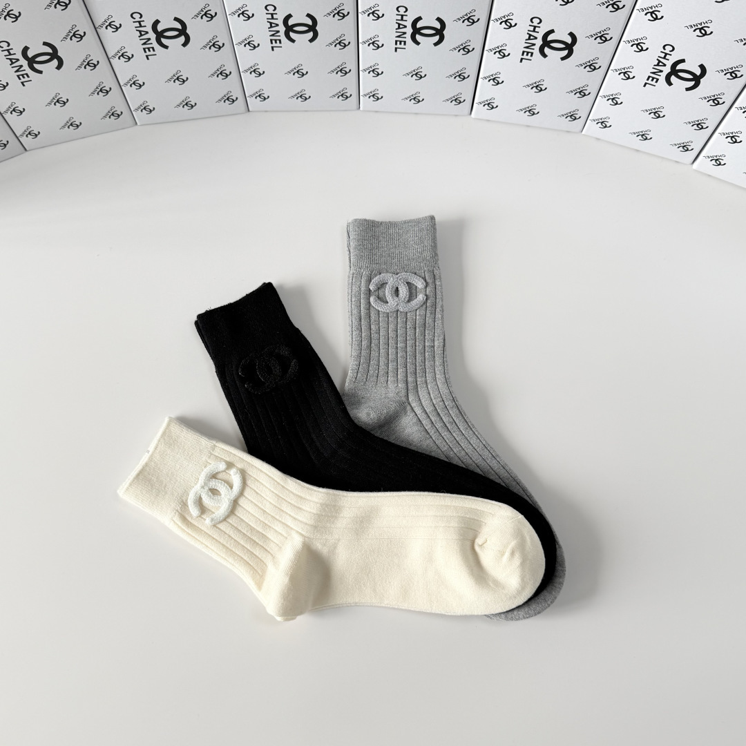 💛配包装Chanel（香奈儿）新款经典中长款饰品袜堆堆袜袜子！一盒三双， 专柜同步筒款袜子，💛大牌出街，
