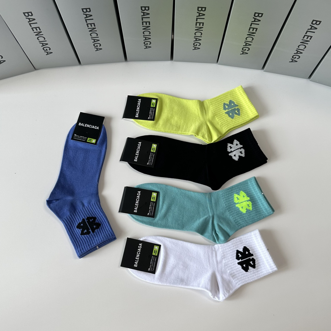 💛配专柜包装Balenciaga（巴黎世家）新款中筒袜堆堆袜袜子！一盒五双，专柜同步筒袜袜子，💛大牌出街