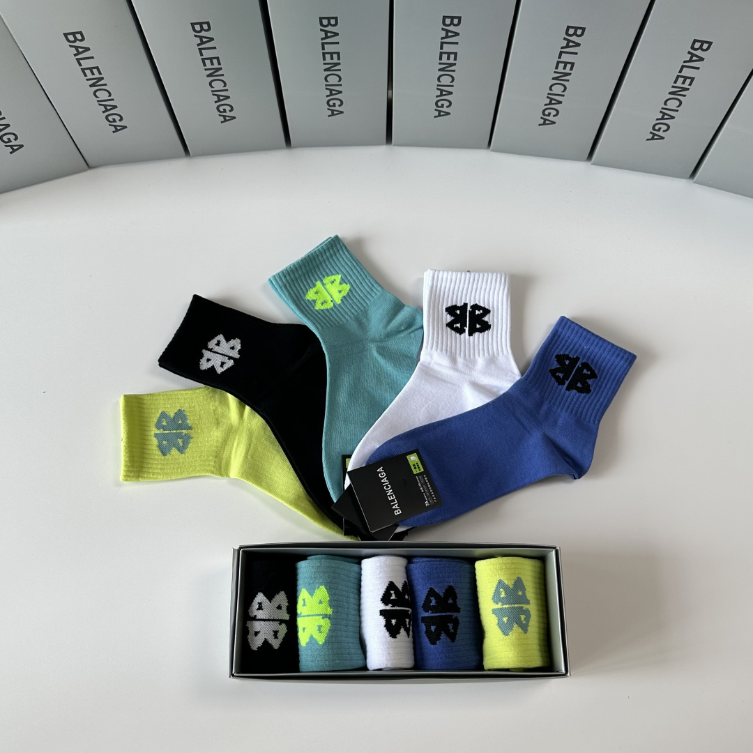 💛配专柜包装Balenciaga（巴黎世家）新款中筒袜堆堆袜袜子！一盒五双，专柜同步筒袜袜子，💛大牌出街