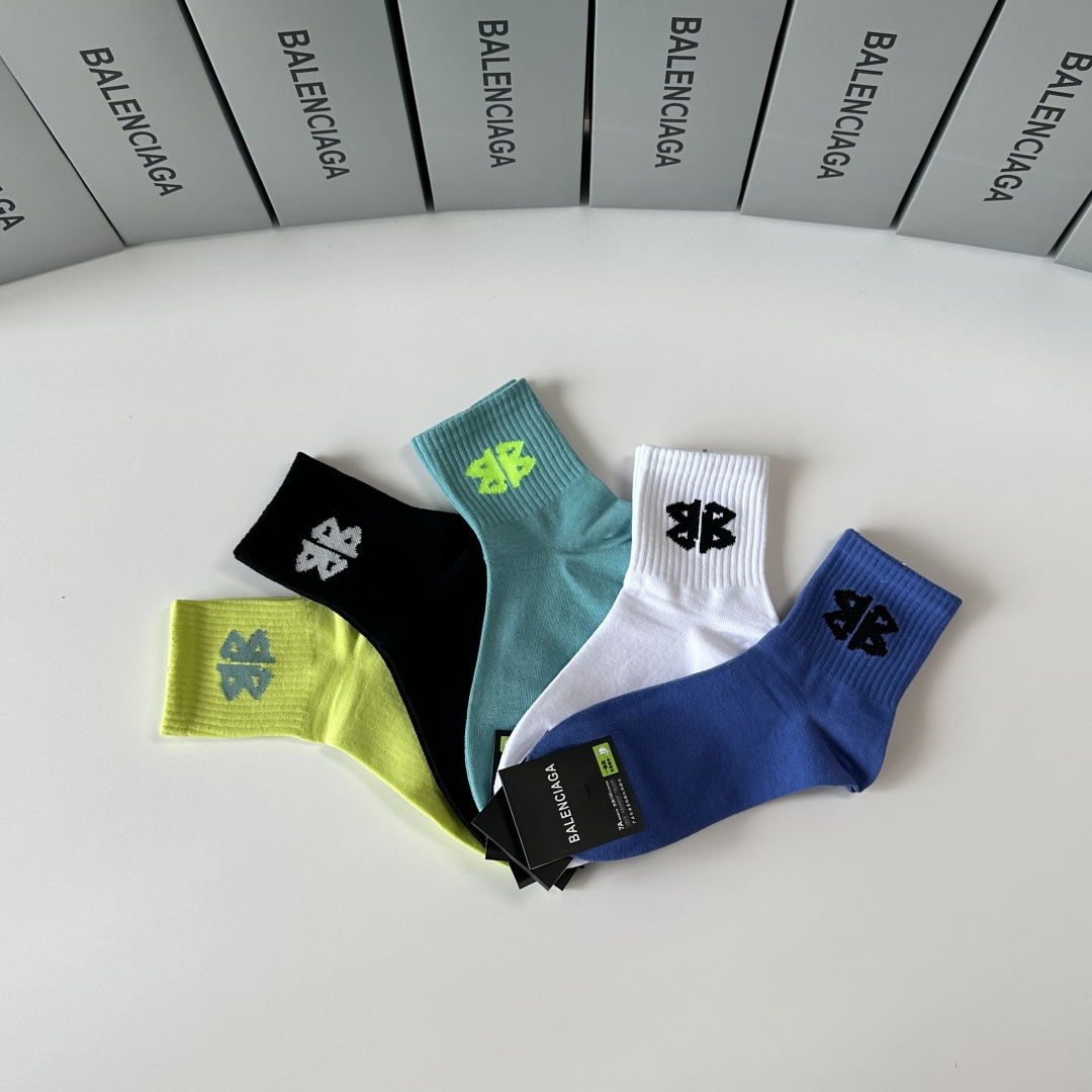 💛配专柜包装Balenciaga（巴黎世家）新款中筒袜堆堆袜袜子！一盒五双，专柜同步筒袜袜子，💛大牌出街