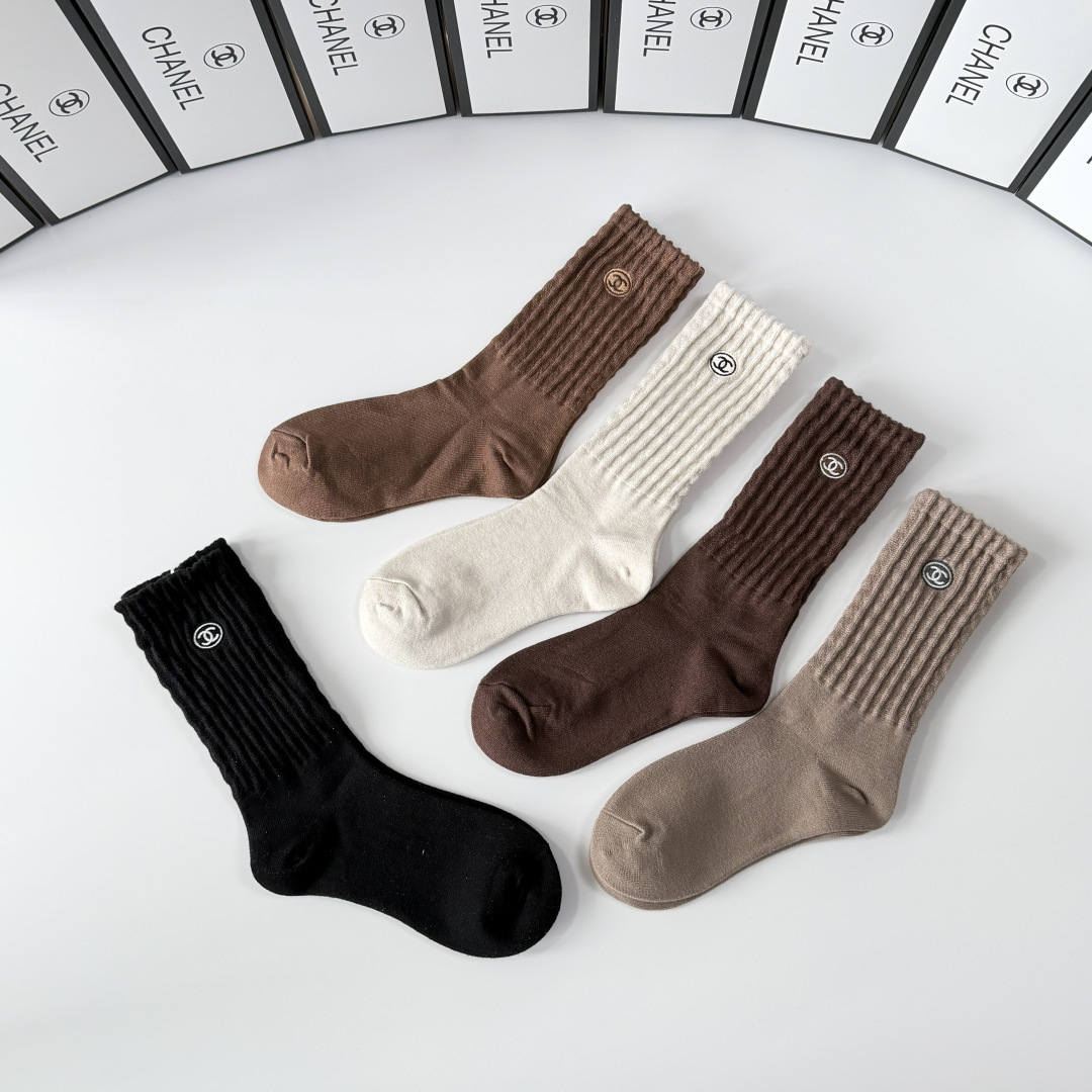 💛配专柜包装Chanel（香奈儿）新款羊绒刺绣中长款堆堆袜袜子！一盒五双，专柜同步筒袜袜子，💛大牌出街，
