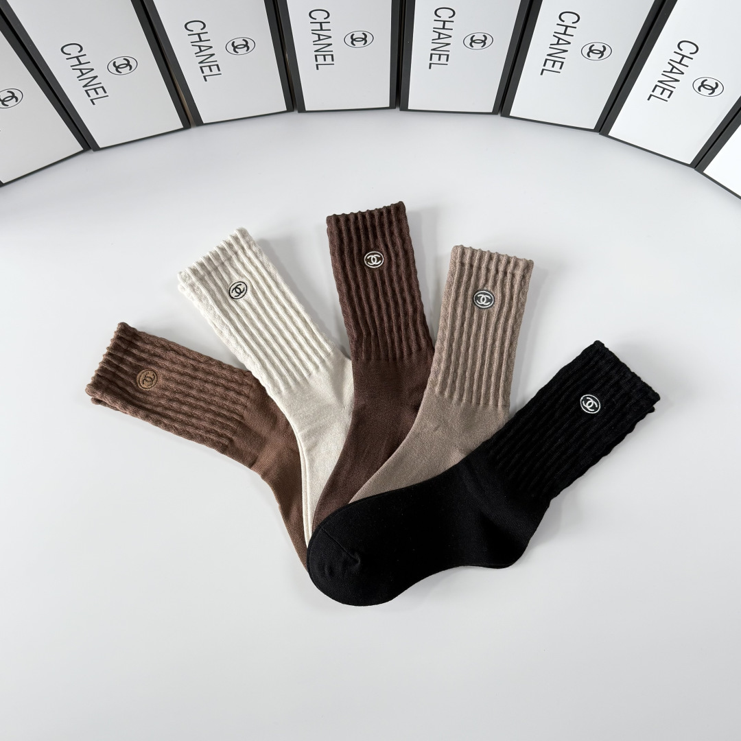 💛配专柜包装Chanel（香奈儿）新款羊绒刺绣中长款堆堆袜袜子！一盒五双，专柜同步筒袜袜子，💛大牌出街，