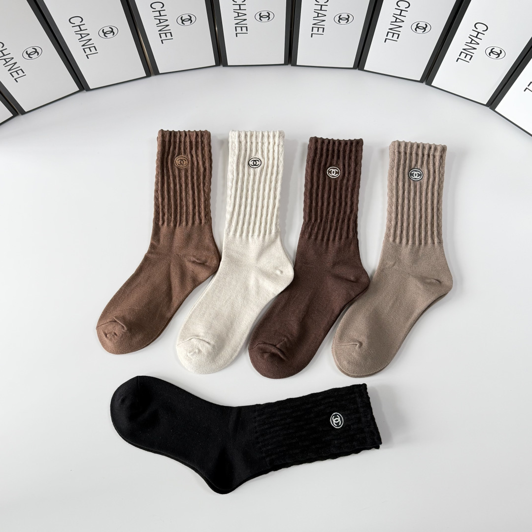 💛配专柜包装Chanel（香奈儿）新款羊绒刺绣中长款堆堆袜袜子！一盒五双，专柜同步筒袜袜子，💛大牌出街，